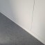 Pose de plinthes blanches sur un mur régulier