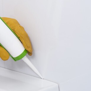 Réaliser un joint silicone entre la plaque PVC et le receveur de douche