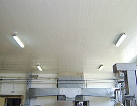 plafond usine lambris blanc