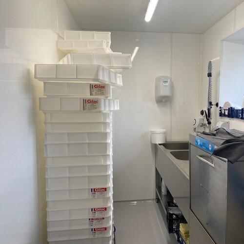 Espace de plonge d'une cuisine professionnelle