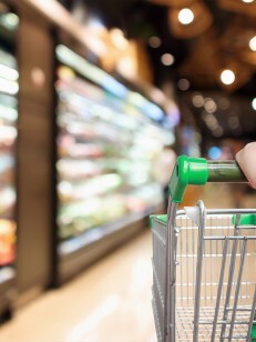 rayonnage alimentaire supermarché et caddie