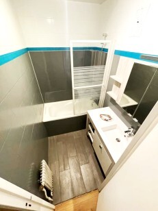 Salle de bain en carrelage et bois