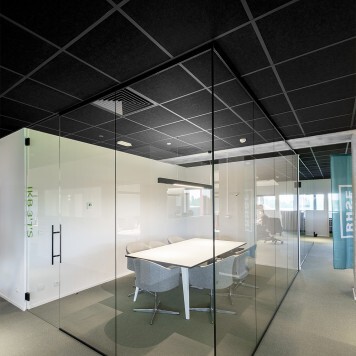 Dalle de faux plafond noire en situation