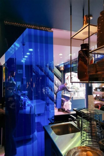 buffet à volonté avec rideau transparent bleu