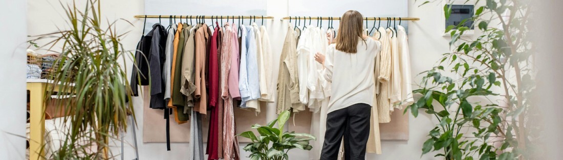 mise en place d'un rayon de magasin de vêtements