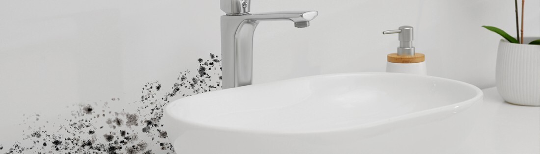 Robinet salle de bain avec moisissures