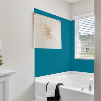 Réalisation parois baignoire avec panneau mural décoratif brillant Bleu Profond "Night Fall" Altro Whiterock Chameleon