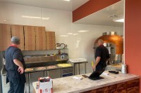 Préparation de pizza dans cuisine aux normes