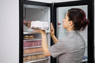 Rangement d'un entremets dans une cellule de refroidissement 