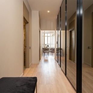 Couloir miroir grande hauteur sous plafond