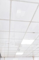 faux plafond avec dalles blanches lavables haccp