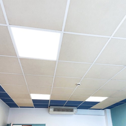 Dalles de faux plafond coloris "calcaire"