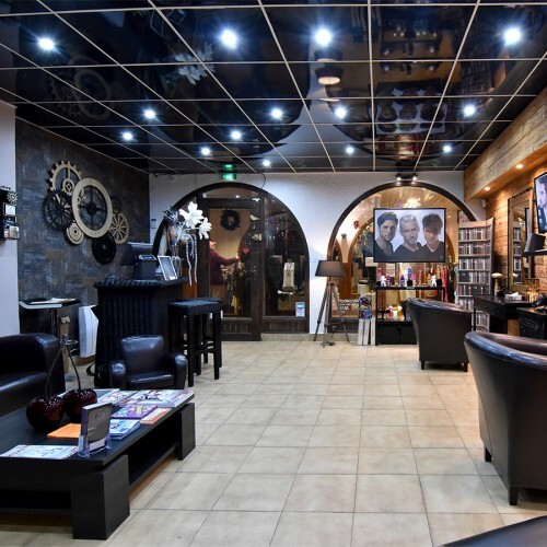 Faux plafond d'un salon de coiffure en dalles acoustiques noires