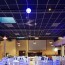 Salle des fêtes avec un faux plafond en dalles acoustiques cobalt