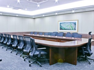 salle de réunion avec table en U