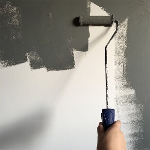 peinture grise au rouleau