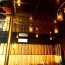 Faux plafond en dalles noires brillantes restaurant