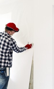 Pose de plaque PVC dans une douche