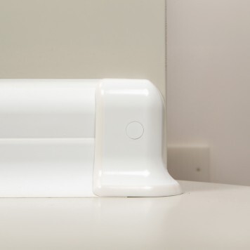 Embout droit blanc pour plinthe PVC monté