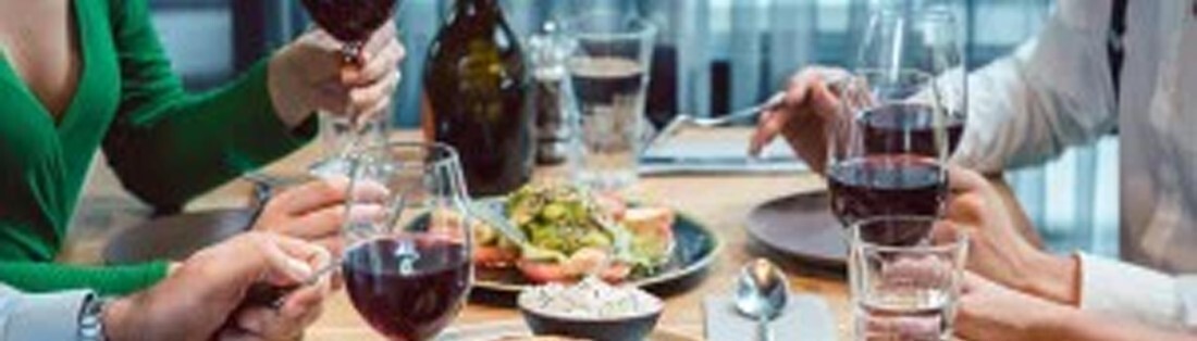 Restauration commerciale - Vue sur une table de restaurant conviviale avec tapas
