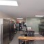 Cuisine professionnelle habillé de plaques pvc murales olive et beige satiné