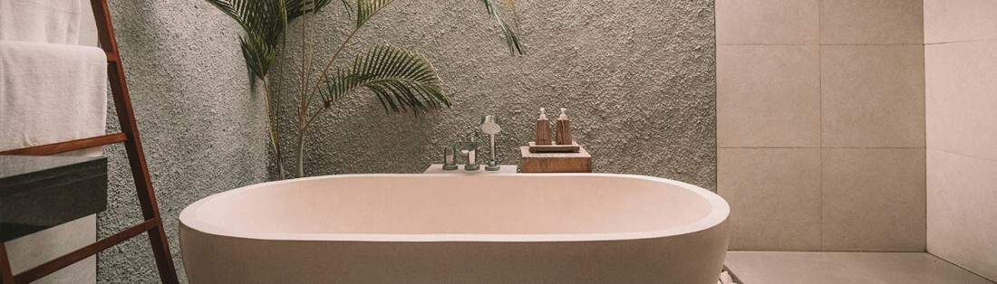 salle de bain avec mur en crépi