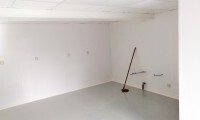 Salle de repos après rénovation avec des panneaux de PVC blanc