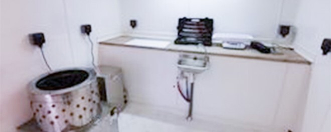 laboratoire rénové avec plaques blanches en pvc
