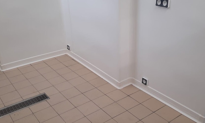 Pose de plinthes dans le cadre de la création d'une petite cuisine professionnelle