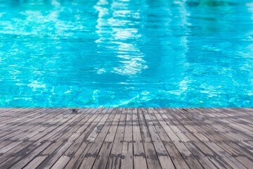 Terrasse en bois imputrescible au bord d'une piscine