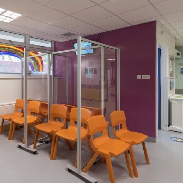 Réalisation paroi murale salle d'attente avec panneau mural décoratif brillant violet "Feng Shui" Altro Whiterock Chameleon