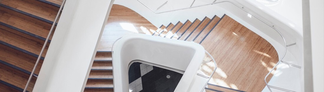 escalier tournant bois et blanc