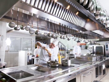 cuisine en inox avec cuisiniers