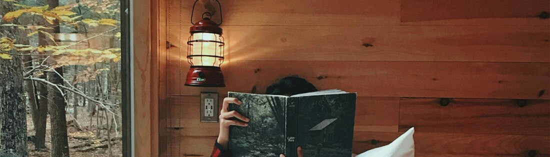 Lecture d'un livre sous une lanterne