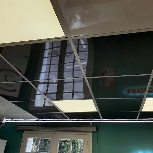 Faux plafond en dalles de PVC noires