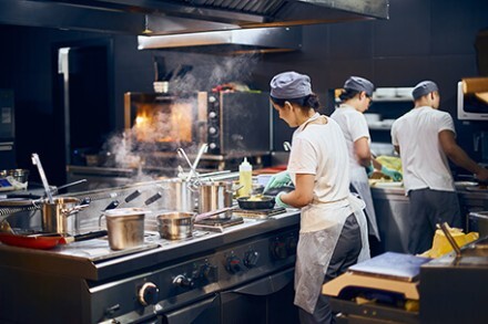 Cuisiniers travaillant dans une dark kitchen