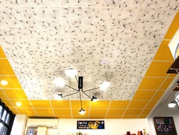 Faux plafond suspendu réalisé avec des dalles Eurocoustic Ombelle et Soufre