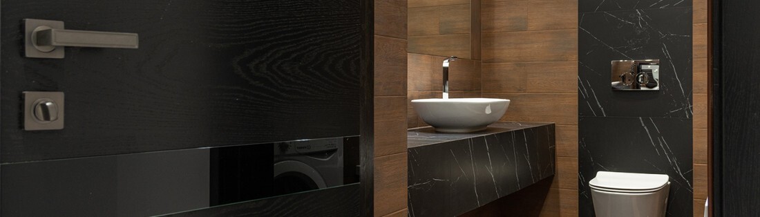 Toilette aménagée en bois et marbre noir
