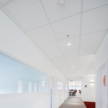 Dalle blanche pour faux plafond dans un couloir