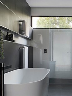 salle de bain avec plaques pvc blanches