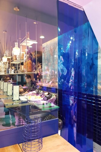 buffet à volonté avec rideau transparent bleu 2