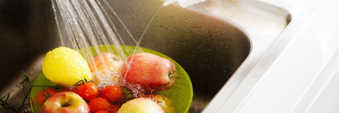Désinfection des fruits et légumes dans l'évier