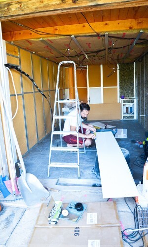 Ouvrier sur chantier lors de la rénovation d'un garage