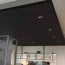 Dalles acoustiques noires avec motif cube sur faux plafond suspendu