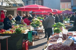 Commerçant non sédentaire sur marché aux légumes