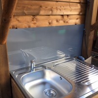 Lavabo de camping avec plaque PVC grise