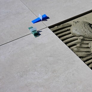 Pose de carrelage gris clair