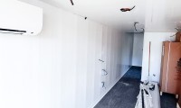 Rénovation d'un garage avec des plaques de lambris blanc
