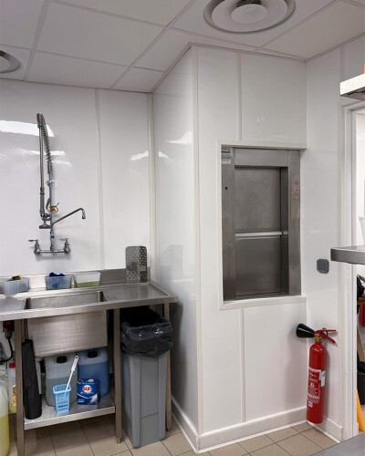 Murs d'une zone de plonge habillés de plaque PVC blanches brillantes