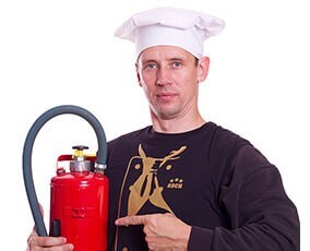 Cuisinier avec extincteur